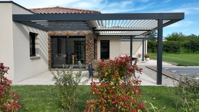 Espace confortable et flexible toute l'année avec notre pergola en aluminium implantée à Sarras dans la Drôme