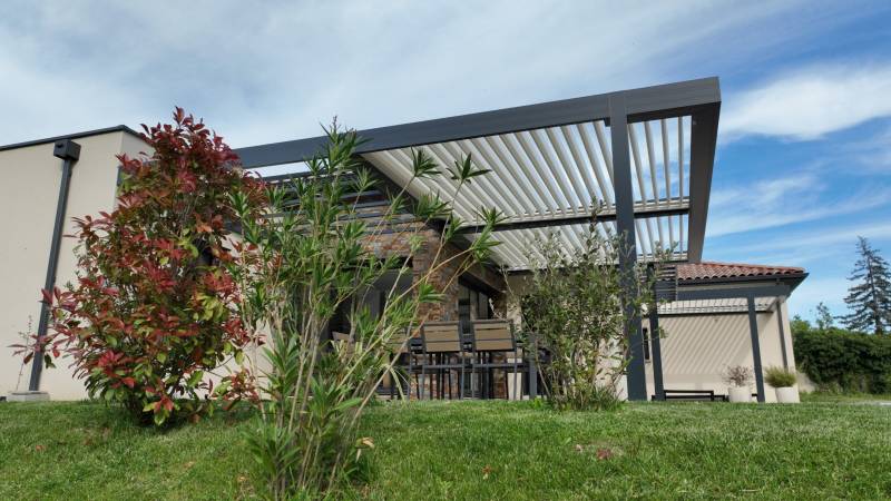  Solution sur mesure avec une pergola bioclimatique installée à Andancette (Drôme)