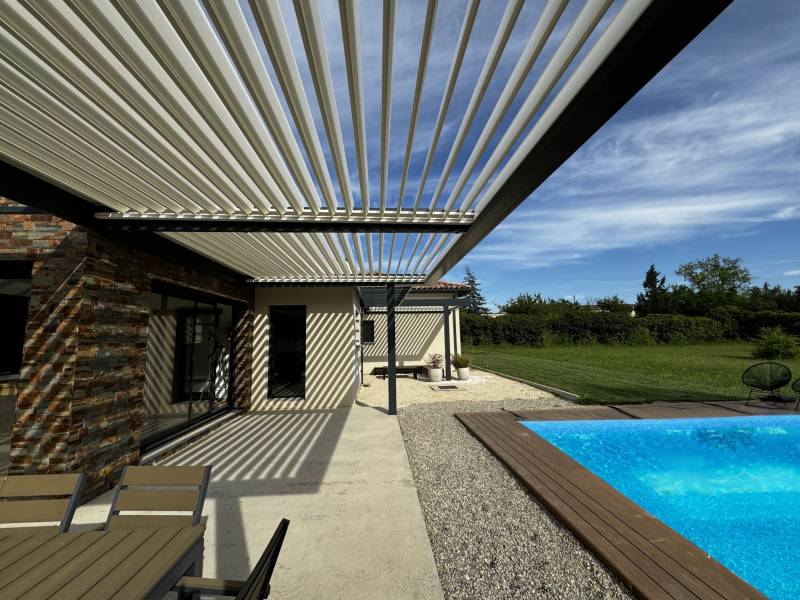 Confort optimisé avec une pergola bioclimatique installée proche de Beausemblant dans la Drôme