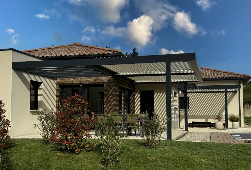Confort et esthétique au rendez-vous avec une pergola Solisytème réalisation proche de Saint-Désirat