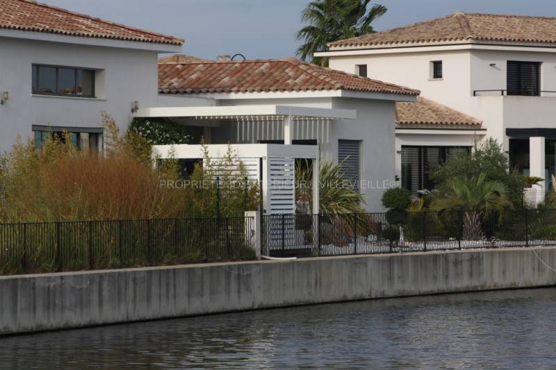 Pergolas bioclimatiques en aluminium standard et sur mesure, autoportée et adossée dans la cité d' Aigues-Mortes dans le Gard (30) proche de Port Camargue et du Grau du Roi