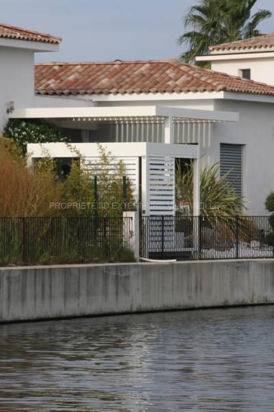 Pergola Bioclimatique en alu lames orientables à 160° régulent la température des pièces attenantesrégion Occitanie dans la cité d’Aigues-Mortes, l’une autoportée et l’autre adossée Aigues Mortes Gard proche de Mauguio et Montpellier (34)