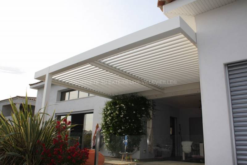 Pergola Bioclimatique en alu lames orientables 160° régulent la température des pièces attenantes et protègent efficacement des caprices du ciel  à Aigues Mortes Gard proche Grande Motte (34)
