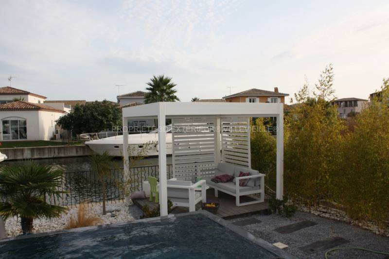 Pergola bioclimatique sur mesure personnalisée avec des options installée sur Aigues Mortes Gard proche de Port Camargue Le Grau du Roi