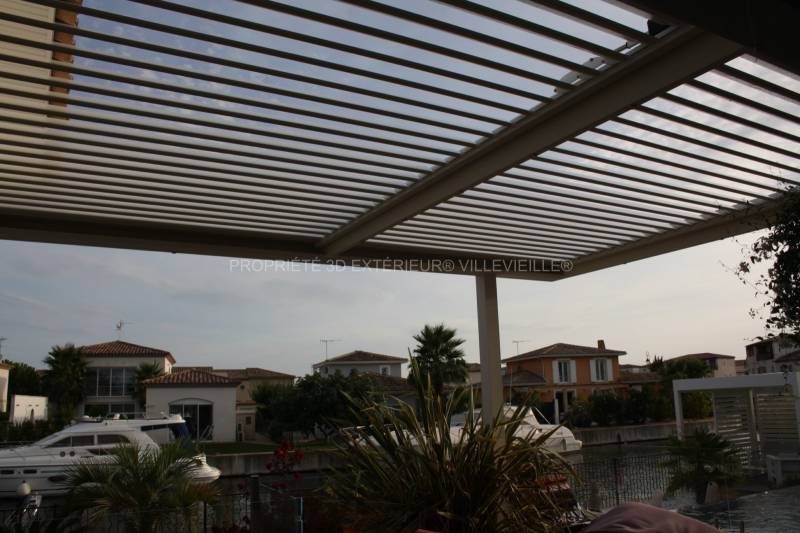 Pergola bioclimatique en aluminium fabrication française réalisation dans la cité d'Aigues Mortes Gard Languedoc Roussillon