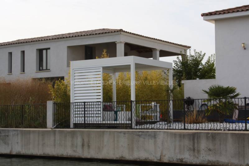 Pergola créative évolutive personnalisée grâce à de nombreuses optons réalisée sur la commune d’Aigues-Mortes dans le Gard (30)  proche de Marsillargues