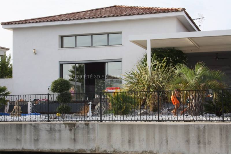 Pergola à lames orientables sur Aigues Mortes Gard aux lignes épurées spécialiste fabricant installateur région Occitanie