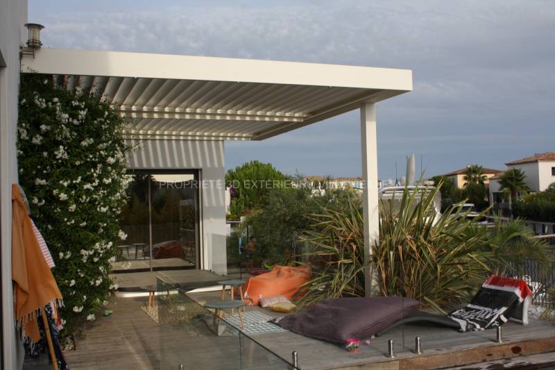 Extension d'une terrasse avec une pergola bioclimatique Solisyteme dans la région Occitanie à Aigues Mortes (30) proche du (34)