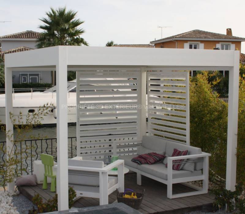 Design épuré de couleur blanche (Ral 9010) structure en aluminium pour cette pergola bioclimatique installée sur la commune d’Aigues-Mortes dans le Gard (30) proche des Saintes Marie de la Mer