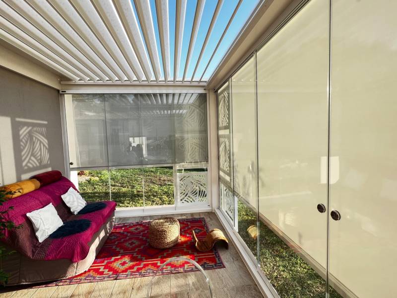 Valorisation d'une terrasse avec une Pergola Vitrée options Stores et claustras à Bastelicaccia Corse