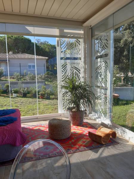 Extension d'une terrasse avec une Pergola Vitrée et Storée à Bastelicaccia près d'Afa