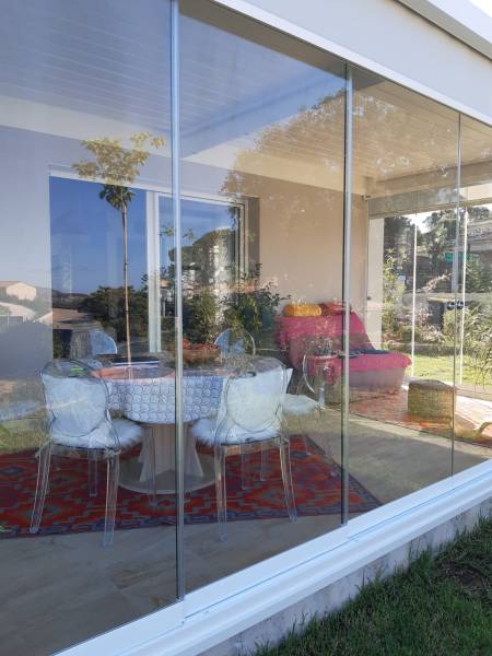 Réalisation d'une terrasse avec une Pergola Vitrée et Stores à Bastelicaccia proche d'Alata Corse