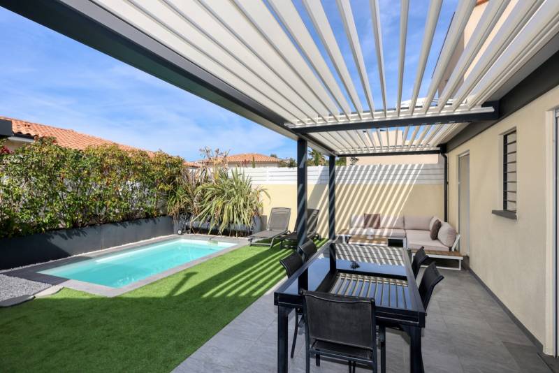 Pergola Bioclimatique orientation sud lames parallèles à la façade implantée à Mauguio proche de Montpellier dans l’Hérault
