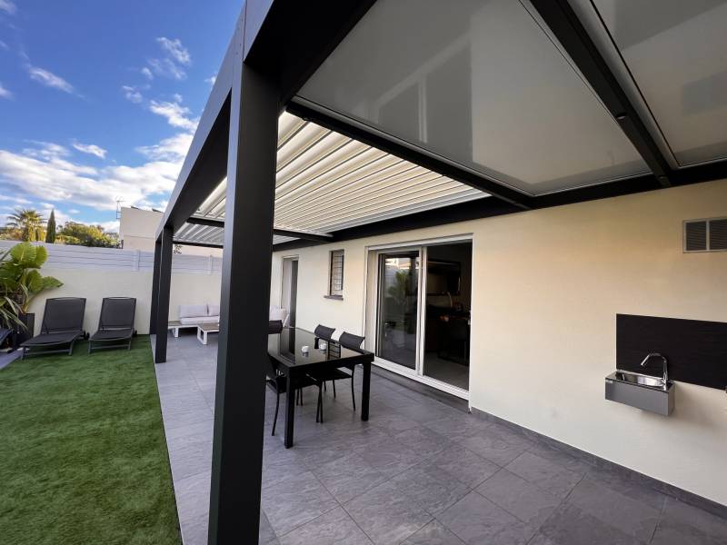 Réalisation Pergola Bioclimatique adossée lames orientables et toit fixe st à Montpellier dans l’Hérault