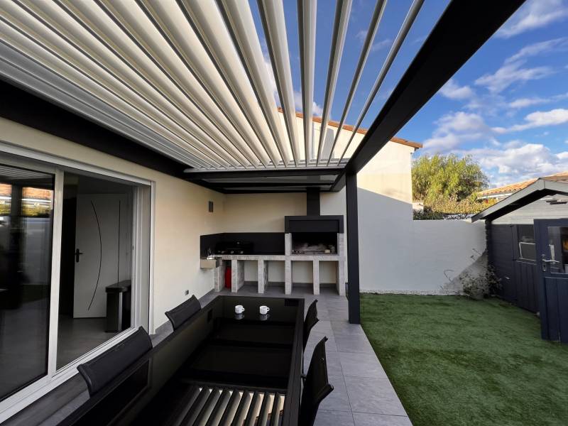 Pergola Bioclimatique haut de gamme avec une partie en Toiture fixe intégration barbecue -  Pérols région Montpellier Occitanie