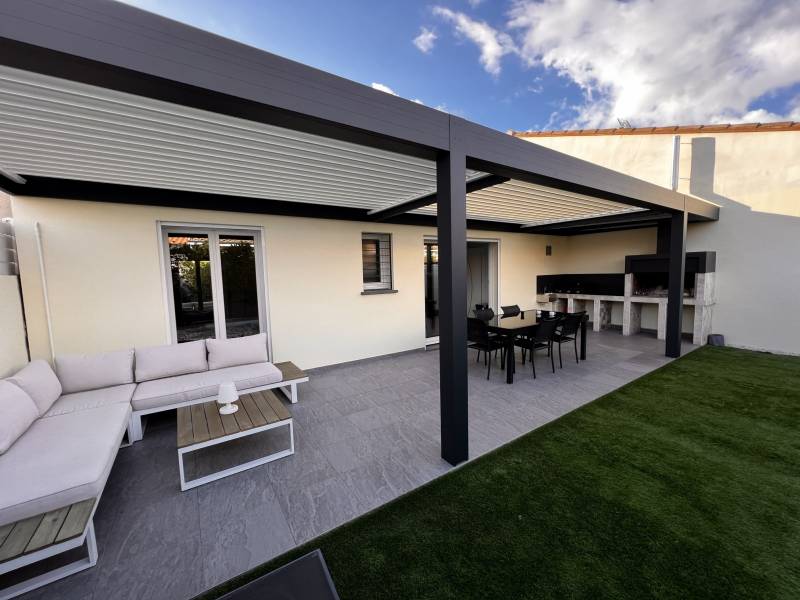 Installation d’une Pergola Bioclimatique avec Partie Fixe Iso Toit à Montpellier dans l’Hérault