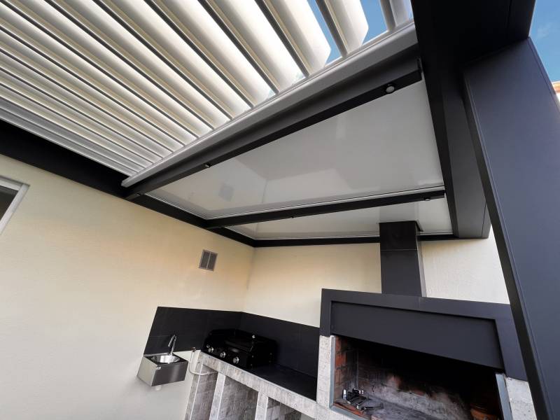 Pergola Bioclimatique avec cuisine extérieure couverte en isotoit à Castelnau -le-Lez 34 dans l’Hérault