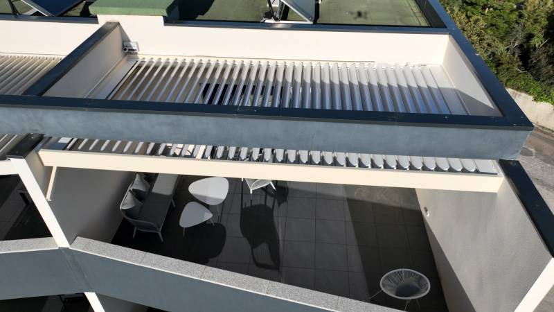 Pergola bioclimatique 4e étage résidence à Porticcio Corse du Sud