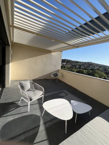 Pose d’une pergola bioclimatique sur le balcon d'une terrasse à Porticcio en Corse
