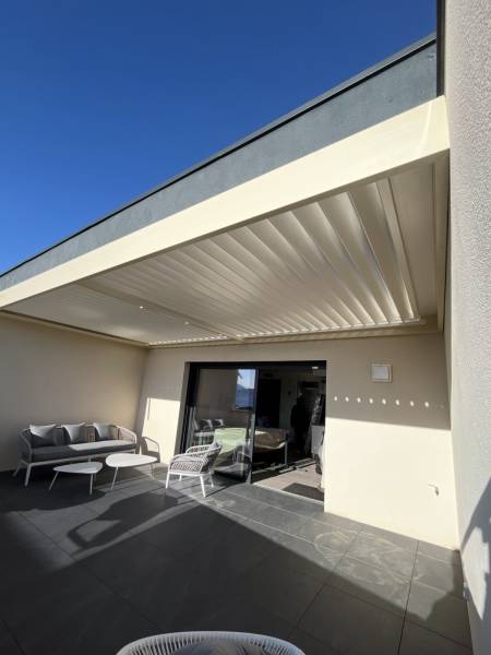 Pose d’une pergola bioclimatique sur le balcon d'une terrasse à Porticcio en Corse