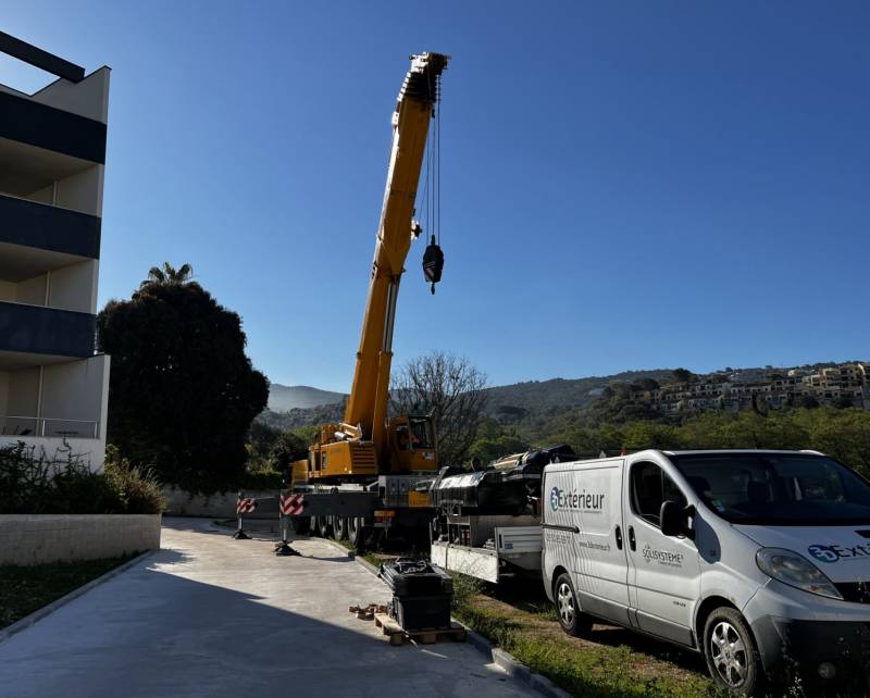 Grutage d'une pergola bioclimatique sur une terrasse à Grosseto-Prugna près d'Ajaccio en Corse