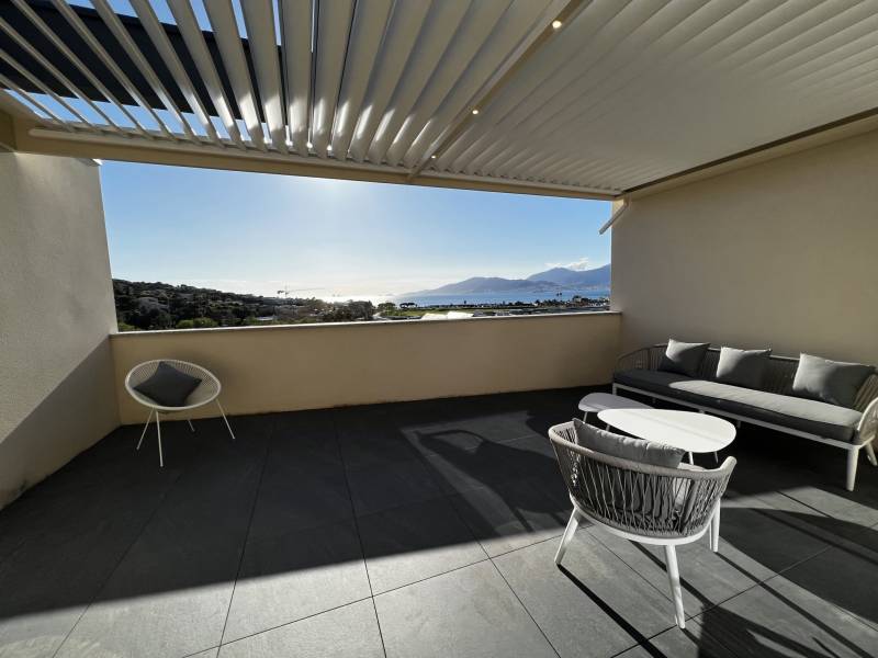 Pergola bioclimatique lames orientables perpendiculaire installée près de Bastelicaccia  en Corse
