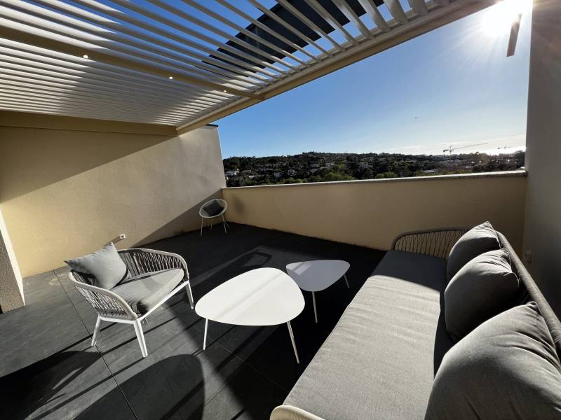 Pose d’une pergola bioclimatique sur le balcon d'une terrasse à Porticcio en Corse