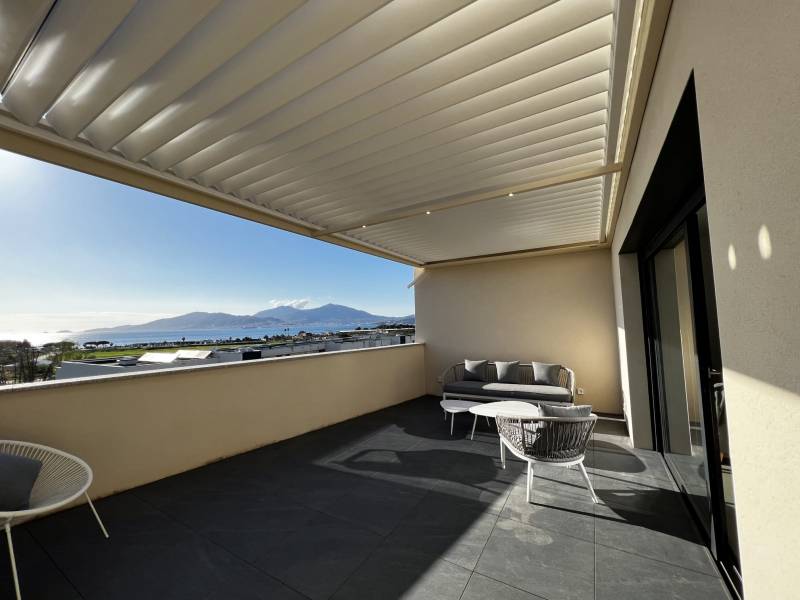 Pergola bioclimatique posée sur un balcon terrasse à Porticcio près d'Alata en Corse