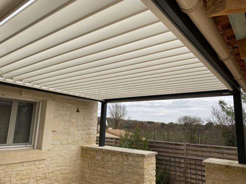 Pergola en aluminium de fabrication Française récupération des eaux dans poteaux réalisation à Aubussargues près de Arpaillargues et Aureillac dans le Gard Occitanie