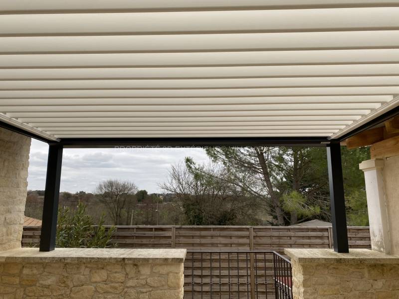 Optimisez le confort de votre terrasse avec une pergola bio et régulez la chaleur en entrouvrant lames orientables implantée à Aubussargues Gard entre Alès et Uzès