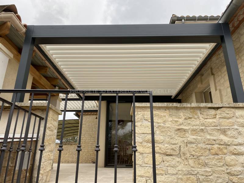 Pergola lames orientables en aluminium parallèles à la façade luminosité vers l’intérieur des pièces attenantes ouvrage à Aubussargues dans le Gard proche de Montaren et saint Médiers