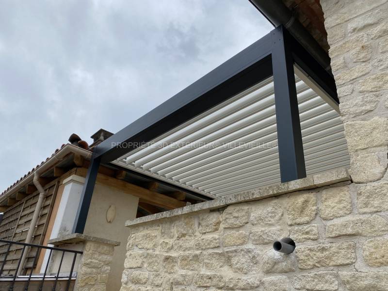 Fabrication Française de pergolas confort de votre terrasse ultra contemporain, située sur la commune d'Aubussargues près de Bourdic dans le Gard (30)