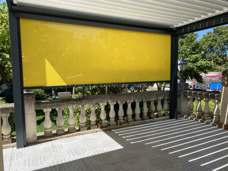 Pergola bioclimatique adossée en aluminium de couleur tendance gris anthracite (Ral 7016) installée sur la commune Le Cailar dans le département du Gard en région Occitanie