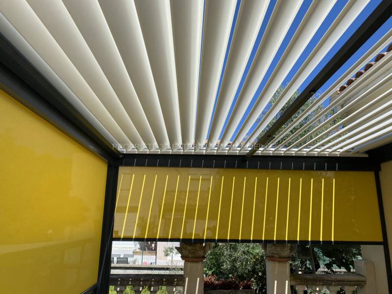 Pergola bioclimatique de fabrication Française en aluminium gris anthracite (Ral 7016) sur Le Cailar dans le Gard en région Occitanieprès de Saint Laurent d'Aigouze