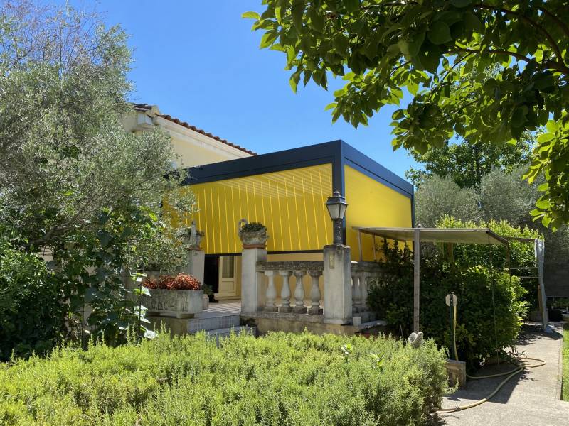 Installation stores sur mesure option coloris illimités secteur Gard Hérault Occitanie