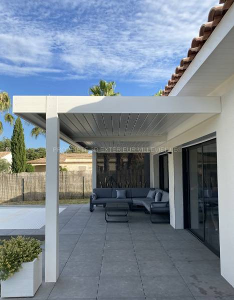 Installation d'un pergola bioclimatique en aluminium de dimension standard à Villevieille dans le Gard