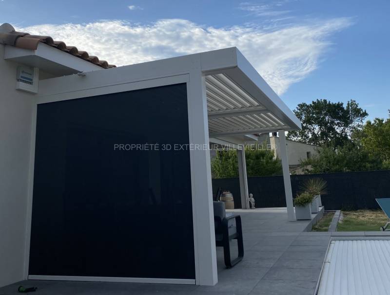 Pergola bioclimatique à lames orientables blanche implantée à Villevieille près de Sommières dans le Gard