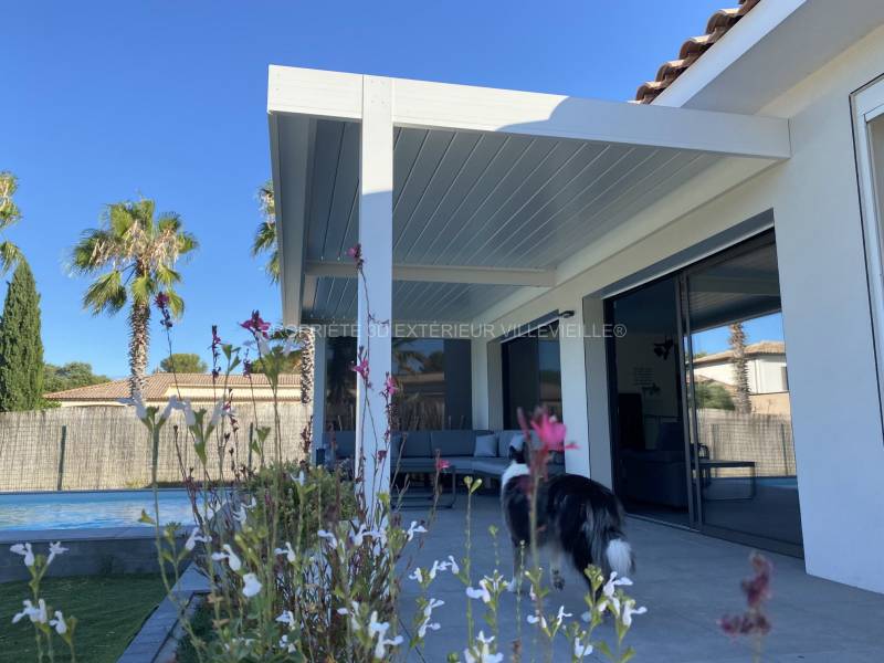 Pergola bioclimatique blanche  Solisystème installée à Villevieille dans le Gard