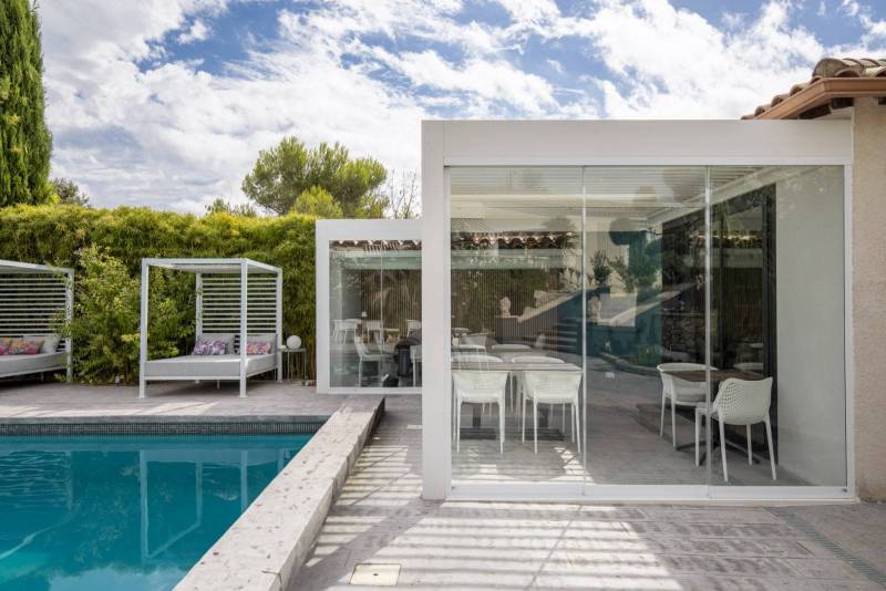 Pose de fermeture en verre panoramique pour pergola sur Castelnau 