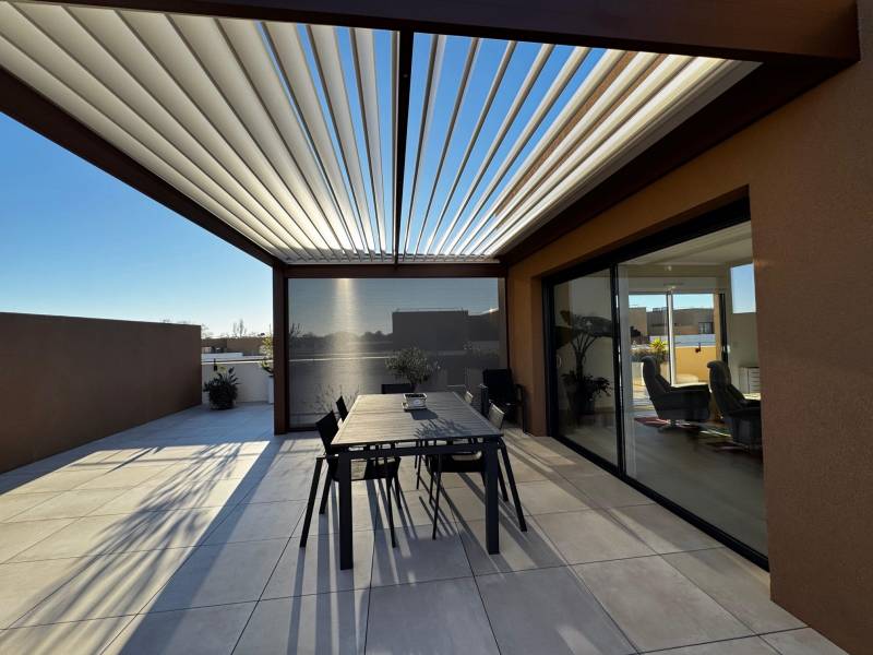 Artisan pour pose de pergola en alu sur mesure dans le 34