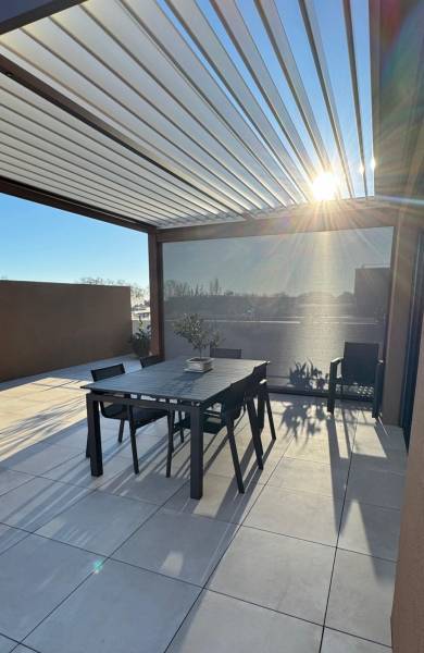 Pose de pergola bioclimatique en aluminium sur mesure à Castries