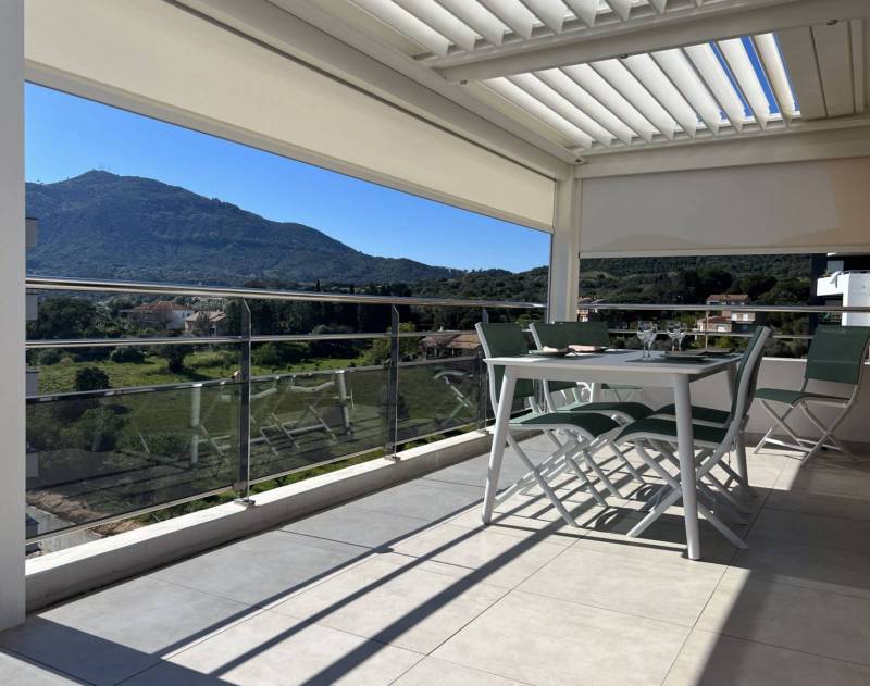 Agencement d'un toit terrasse en rooftop avec une pergola bio près de Montpellier (34)