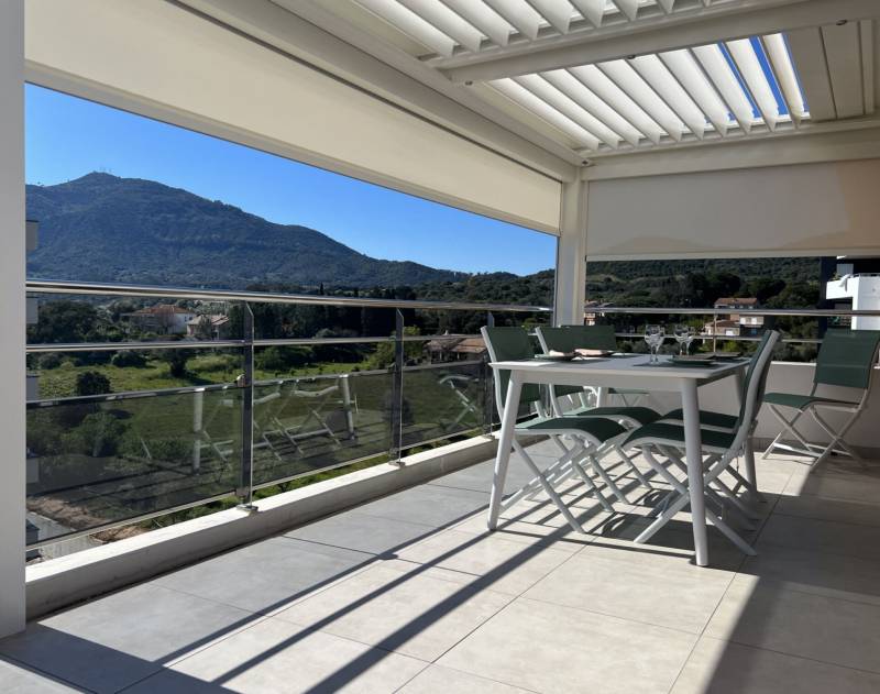 Aménagement d'un balcon sur terrasse avec une pergola à Ajaccio proche de Grosseto-Prugna   