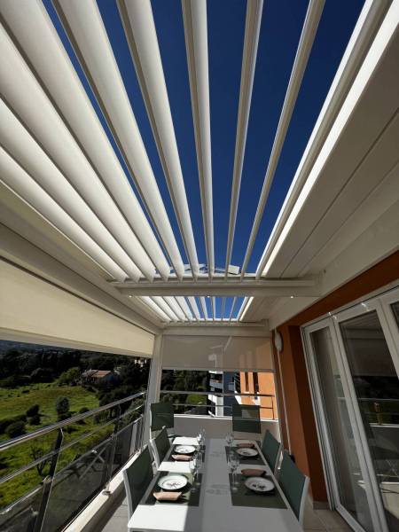 Conception et installation d'une pergola bioclimatique sur mesure sur toit terrasse à Montpellier (34)