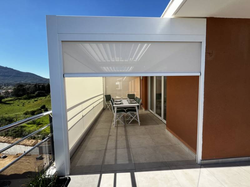 Option stores zip screen pour pergola dernier étage installation à Ajaccio près plage de Ricanto