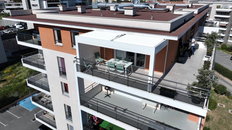 Mise en œuvre d'une pergola sur balcon d'une terrasse dernier étage à Ajaccio près d'Afa 