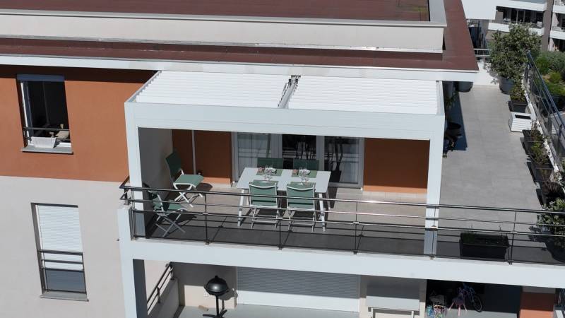 Implantation et installation pergola bioclimatique étage d’une terrasse à Ajaccio Porticcio en Corse du Sud   