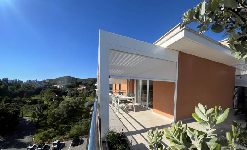 Pergola bioclimatique avec options implantation sur terrasse balcon à Ajaccio proche Propriano