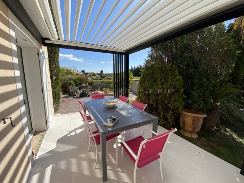 Réalisation d'une Pergola en aluminium à Lédenon Pont du Gard avec lames orientables blanches perpendiculaires à la façade pour l’effet bioclimatique région Occitanie
