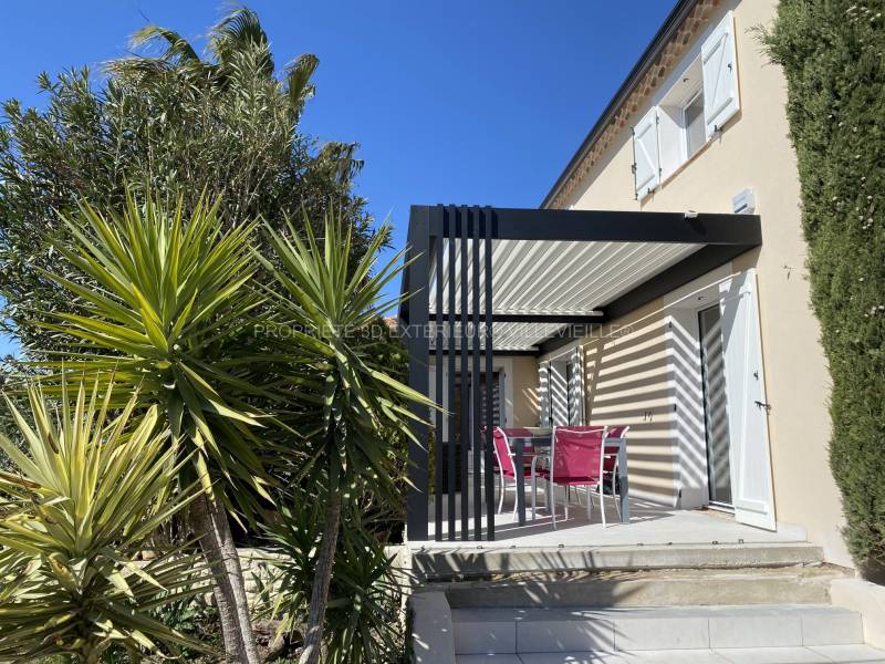 Pergola bioclimatique adossée avec bouclier pour un design assuré installation sur la commune de Lédenon (Gard) entre Nîmes et Avignon